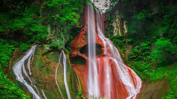 【群馬県】【秘境】嫗仙の滝～赤い岩肌、ぽっかり開いた2つの穴がある秘瀑